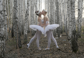 Kissing_ballerinas_(1)