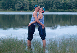Kissing_airborneman